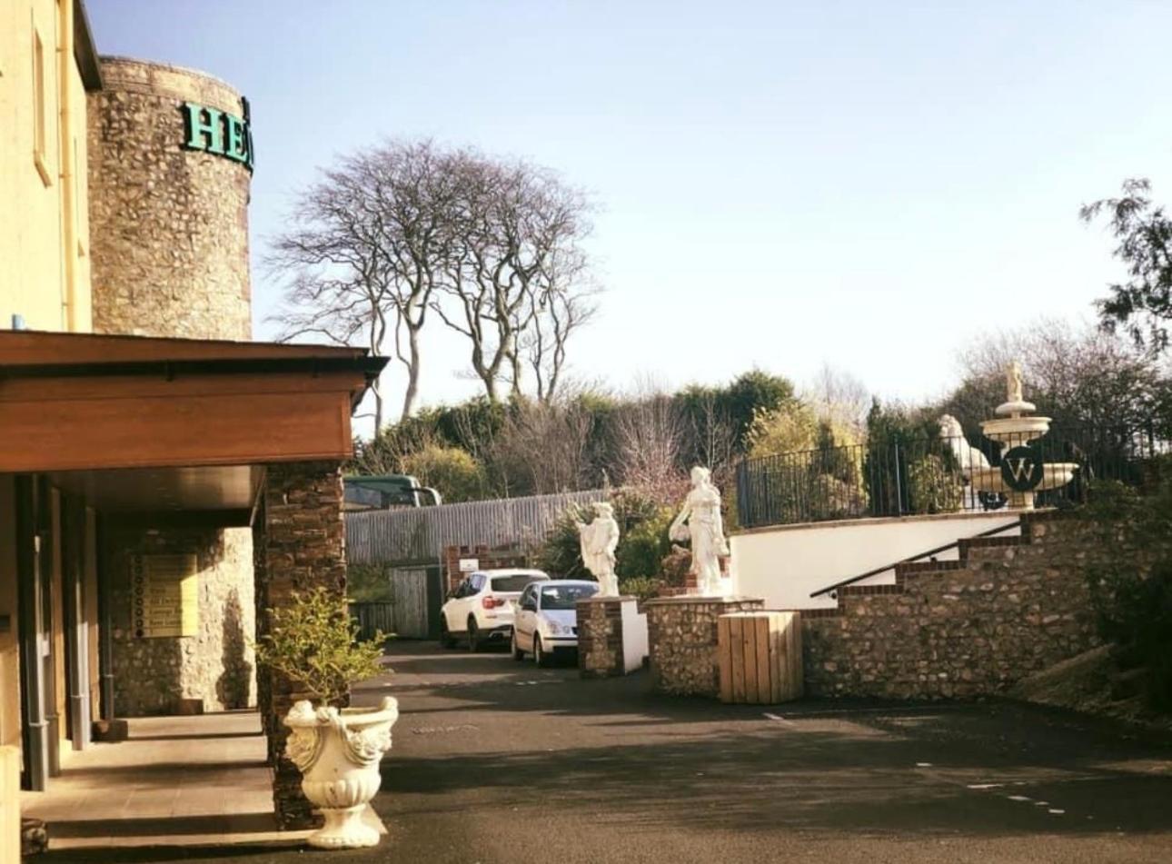 The Hedges Hotel Stranocum エクステリア 写真