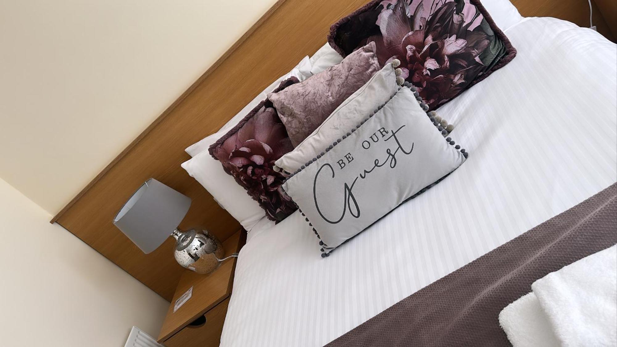 The Hedges Hotel Stranocum エクステリア 写真