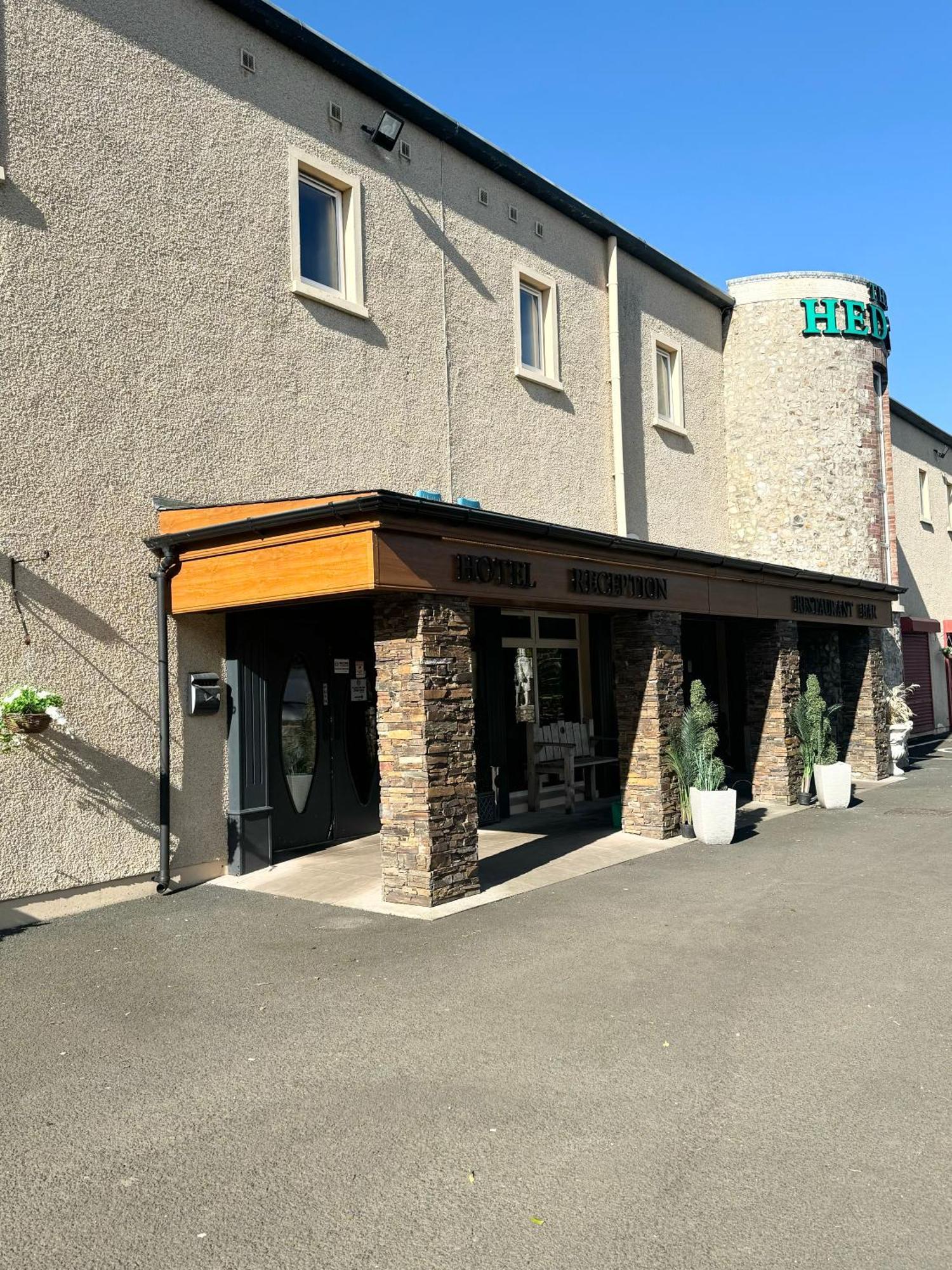 The Hedges Hotel Stranocum エクステリア 写真