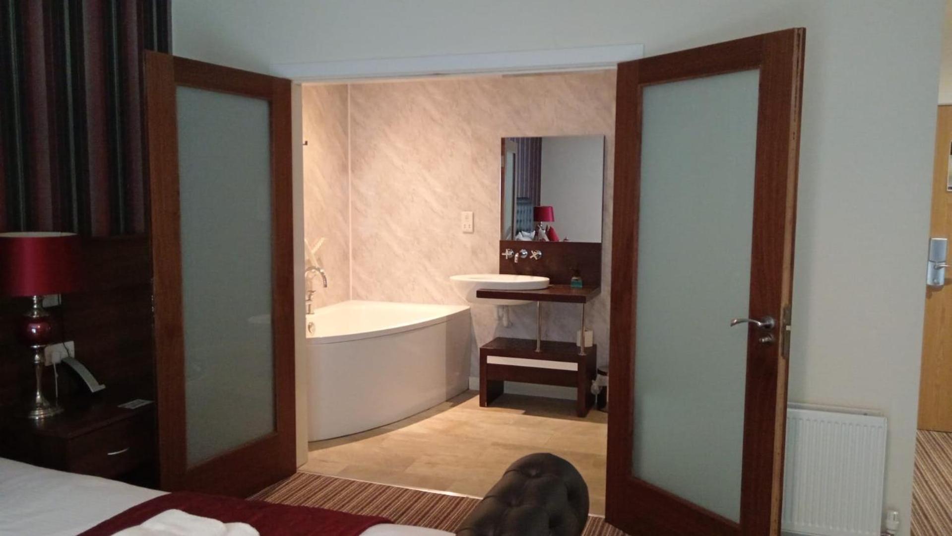 The Hedges Hotel Stranocum エクステリア 写真